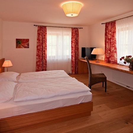 Gastehaus Schloss Bernau 호텔 Fischlham 객실 사진