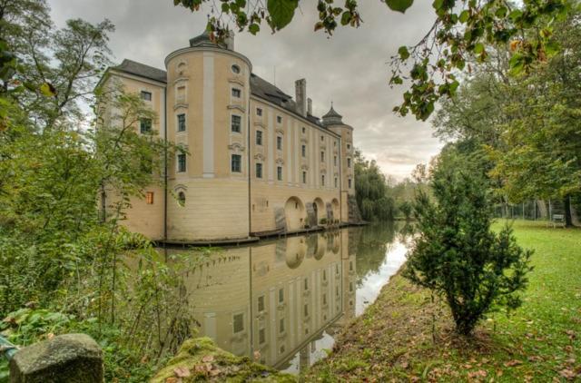 Gastehaus Schloss Bernau 호텔 Fischlham 외부 사진