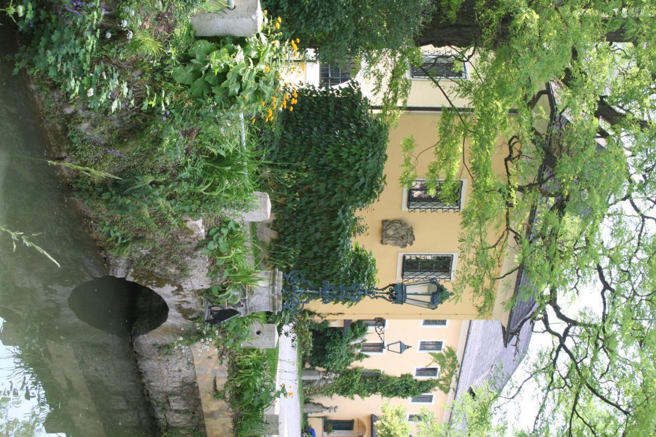 Gastehaus Schloss Bernau 호텔 Fischlham 외부 사진