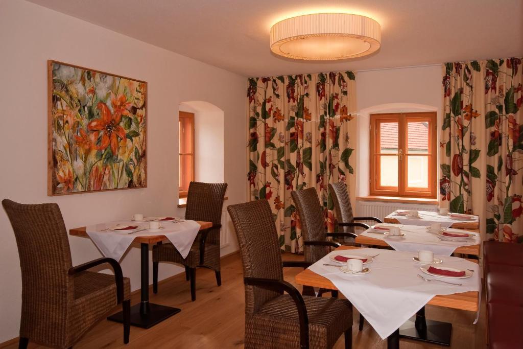 Gastehaus Schloss Bernau 호텔 Fischlham 외부 사진