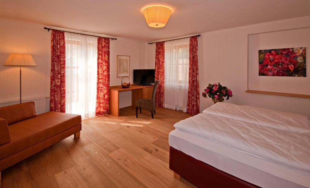 Gastehaus Schloss Bernau 호텔 Fischlham 객실 사진