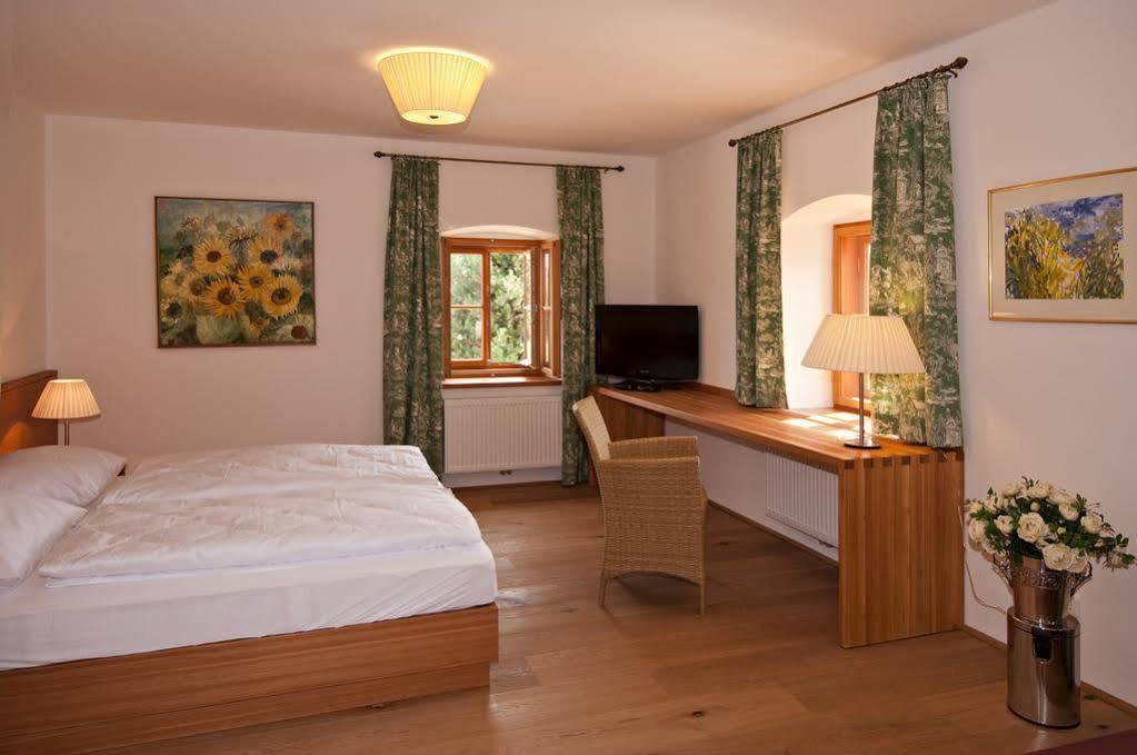 Gastehaus Schloss Bernau 호텔 Fischlham 외부 사진