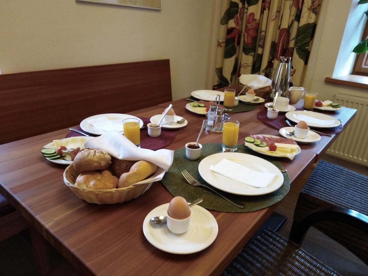 Gastehaus Schloss Bernau 호텔 Fischlham 외부 사진