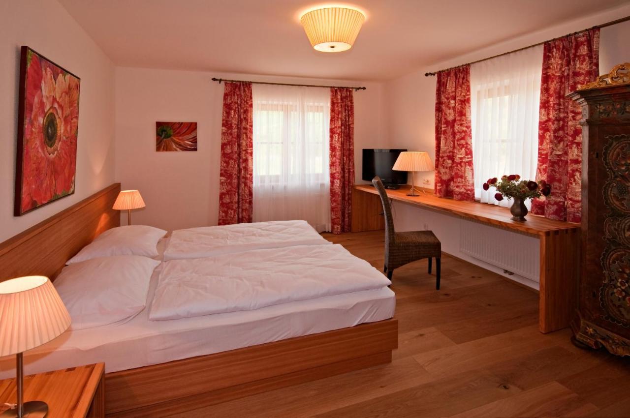 Gastehaus Schloss Bernau 호텔 Fischlham 객실 사진
